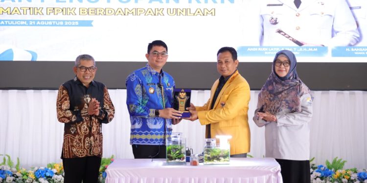 Bupati Tanah Bumbu Tutup KKN Tematik ULM 2025