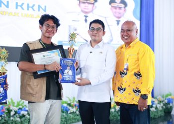 Bupati Tanah Bumbu Serahkan Penghargaan KKN Tematik FPIK ULM 2025