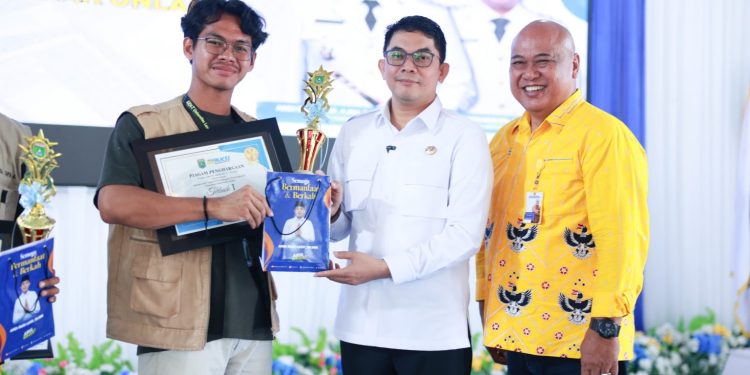 Bupati Tanah Bumbu Serahkan Penghargaan KKN Tematik FPIK ULM 2025