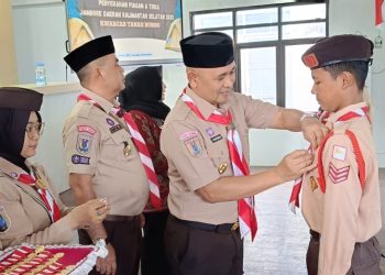 Wabup Tanah Bumbu Serahkan TISKA kepada Kontingen Pramuka Jambore Daerah 2025