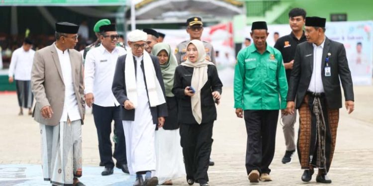 Hari Santri 2025 di Tanah Bumbu Berlangsung Khidmat, Sekda Pimpin Upacara di Ponpes Azzikra
