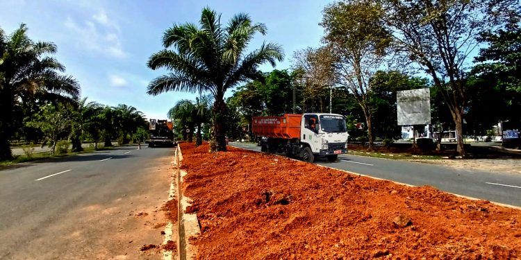Pemkab Tanah Bumbu Tata Median Jalan di Kawasan Perkantoran Gunung Tinggi