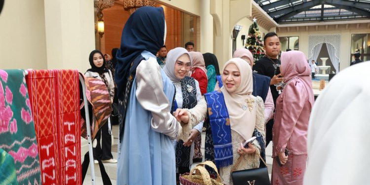 Dekranasda Tanah Bumbu Tampilkan Tenun Pagatan dan Produk UMKM di Pertemuan TP PKK Kalsel