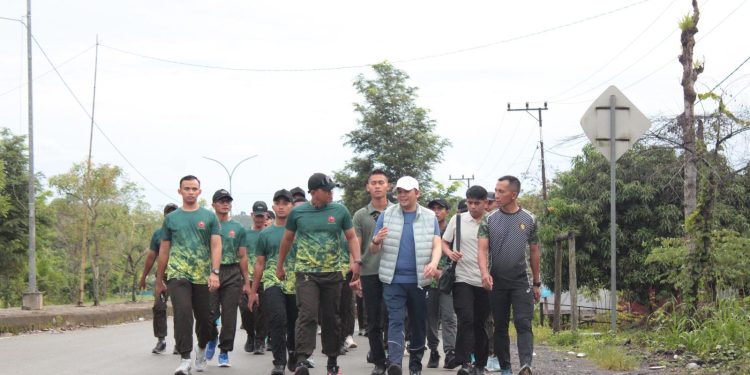 Bupati Tanah Bumbu Ikuti Jalan Sehat Yonif TP 828/BWM