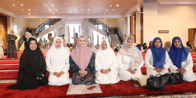 TP PKK Tanah Bumbu Hadiri Safari Ramadan di Simpang Empat, Serahkan Santunan Anak Yatim