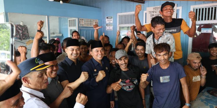 Bupati Tanah Bumbu Dirikan Dapur Umum untuk Penumpang Tertahan di Pelabuhan