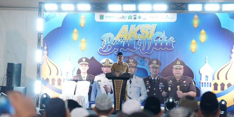 Bupati Andi Rudi Latif Anugerahkan Adipura Lokal, Salurkan Bantuan untuk Petugas Kebersihan dan UMKM