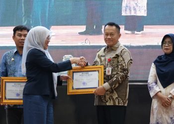 Pemkab Tanah Bumbu Raih Penghargaan ULM atas Dukungan Program KKN Lingkungan Hidup