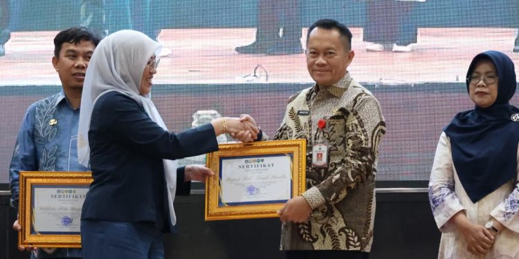 Pemkab Tanah Bumbu Raih Penghargaan ULM atas Dukungan Program KKN Lingkungan Hidup